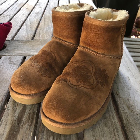 UGG Chestnut Mini II Boots with Mandala Pattern - Picture 1 of 4